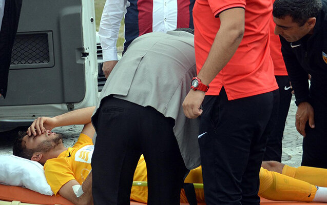 Matç zamanı ağzına arı girdi, xəstəxanalıq oldu - Foto