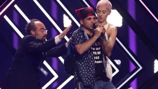 "Eurovision-2018"-də BİABIRÇILIQ: Müğənninin mikrofonunu əlindən aldılar - VİDEO