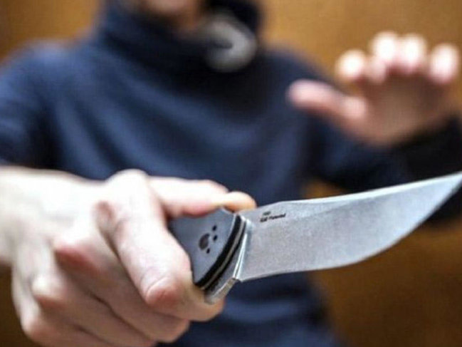 Məktəbli müəllimi və 3 sinif yoldaşını bıçaqladı - Belarusda