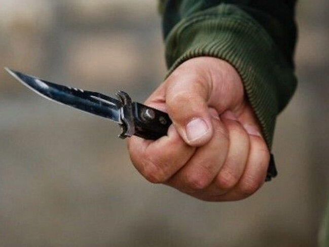 Azrbaycanda DƏHŞƏTLİ HADİSƏ: 13 yaşlı oğlan anasına mesaj yazan 27 yaşlı gənci bıçaqladı