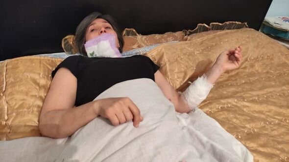 "Azərsu" işçiləri ilə mübahisə edən qadın özünü bıçaqladı - FOTO