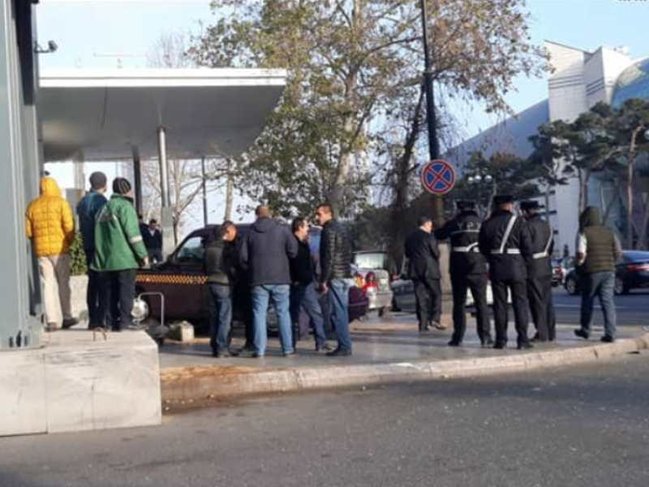 "London taksisi" qəza törətdi, otelə zərər dəydi - FOTO