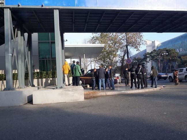 "London taksisi" qəza törətdi, otelə zərər dəydi - FOTO