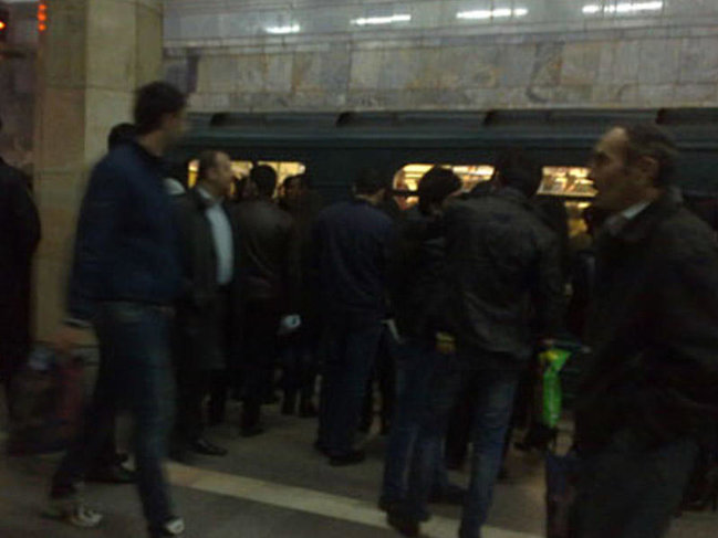 Bakı metrosunda sərnişin hər kəsi qorxutdu - İşə polis qarışdı