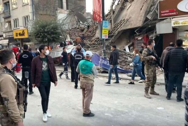 Türkiyədə bina çökdü: Dağıntılar altında qalanlar var - VİDEO
