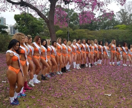 Ana və qızı ən böyük popo yarışmasında - FOTOLAR