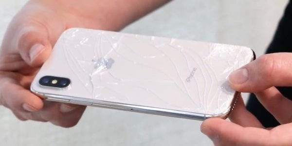 Türklər öz "iPhone" telefonlarını sındırır və yandırırlar - VİDEO