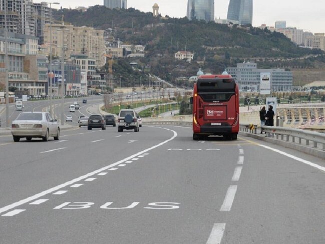 Kamerasız yollarda avtobus zolağına girən sürücülər