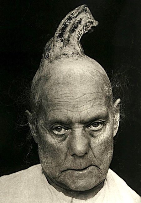 Başındakı buynuzla gəzən qadının fotoları görənləri dəhşətə gətirir