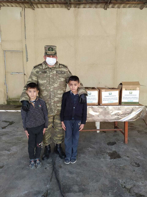 Hərbçilər əlillərə və müharibə veteranlarına baş çəkiblər