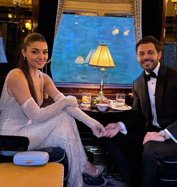 Hande Erçel və Hakan Sabancı Paris-Roma qatarında- FOTOLAR