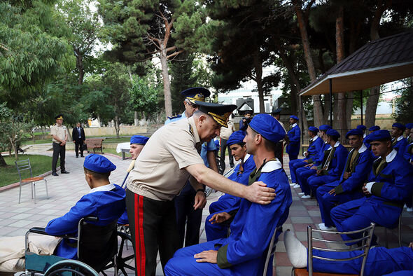 Müdafiə naziri hərbi hospitalda müalicə alan yaralılarla görüşdü - FOTO