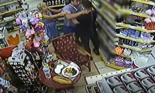 Mağazada dəhşətli anlar: Əvvəlcə iti təpiklədi, sonra isə sahibinin burnunu sındırdı - FOTOLAR
