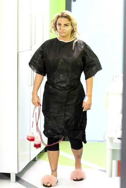 Omba qaldırma əməliyyatı olunan müğənni otura bilmir — FOTO