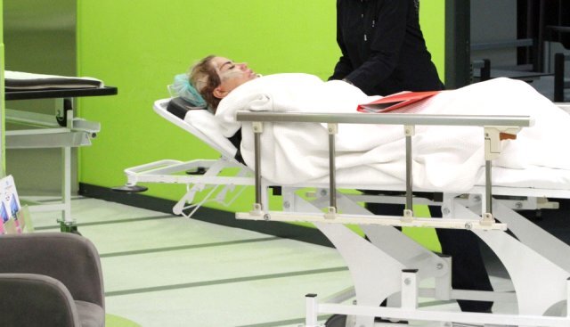 Omba qaldırma əməliyyatı olunan müğənni otura bilmir — FOTO