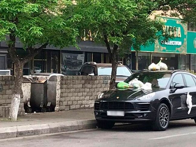 Bakıda "Porsche" sürücüsü sakinləri qəzəbləndirdi - Belə cəzalandırdılar - FOTOLAR