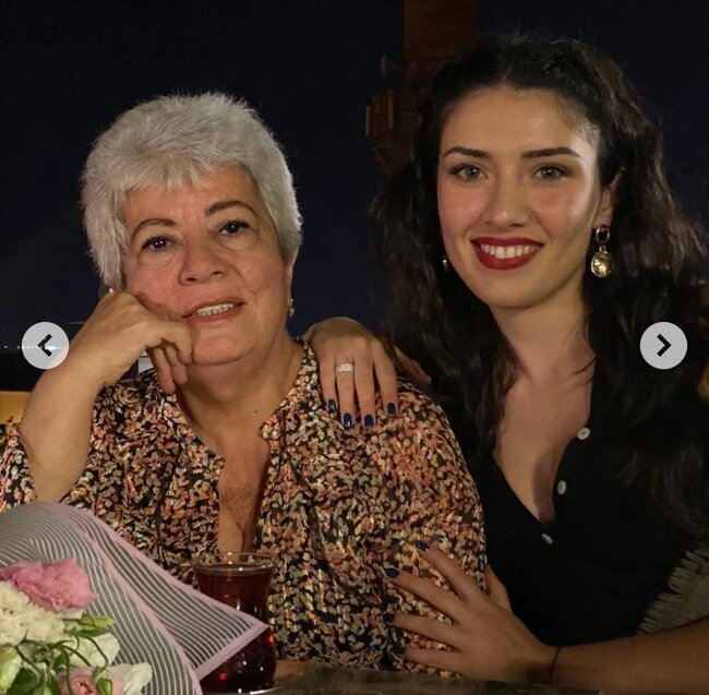 Ülviranın modelə bənzəyən qızı gözəlliyi ilə HEYRAN EDİR - FOTOLAR