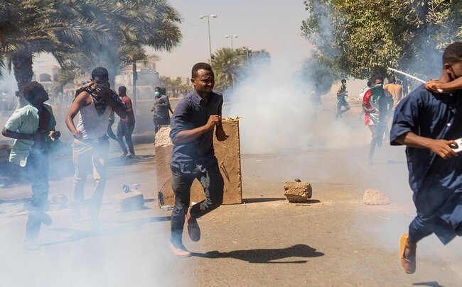 Sudanın hərbi hakimiyyətinə qarşı etirazlar başlayıb, toqquşmalarda ölənlər var
