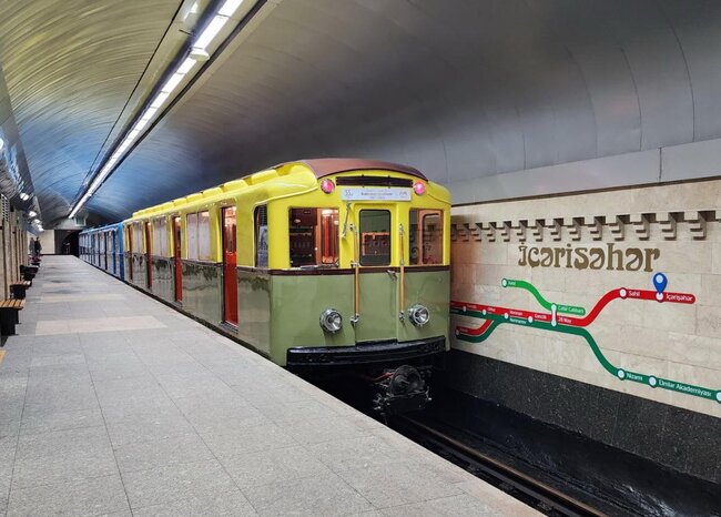 Bayram günlərində Bakı metrosunda retro vaqonlar nümayiş olunur - FOTOLAR