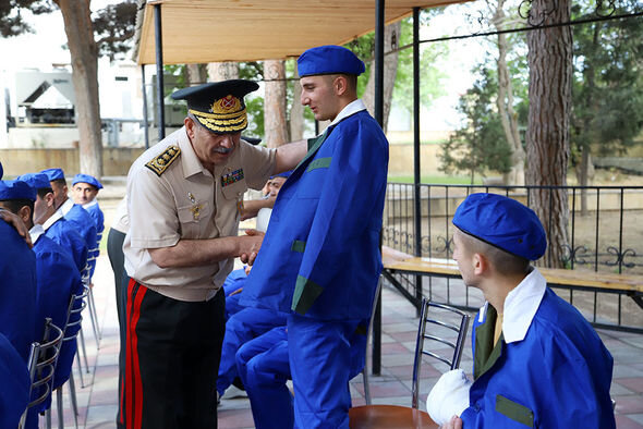 Müdafiə naziri hərbi hospitalda müalicə alan yaralılarla görüşdü - FOTO