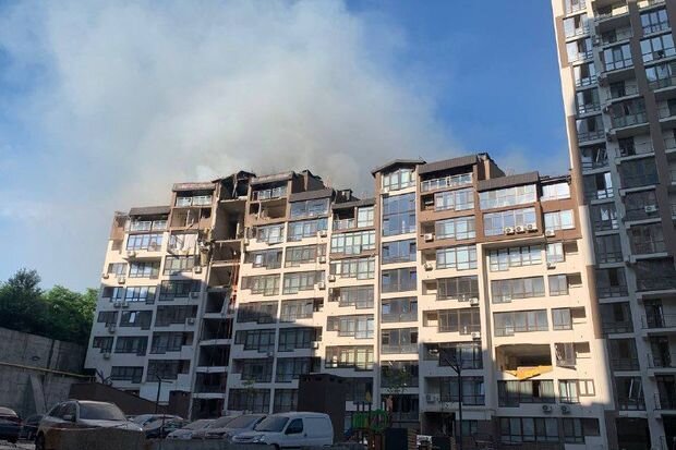 Kiyevdə yaşayış binası raketlə vurulub