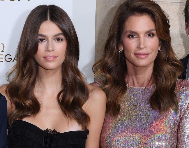 Sindi Kroufordun qızı alt paltarında poz verdi - FOTO