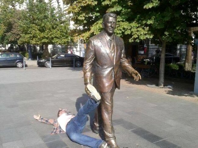 Heykəlləri "canlandıran" insanların MARAQLI FOTOLARI