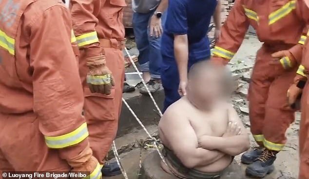 Quyuya düşən kök adam İLİŞİB QALDI - VİDEO