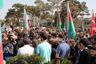 Uşaq evində, kimsəsiz böyüyən şəhidimizi xalqımız son mənzilə BELƏ YOLA SALDI - FOTO