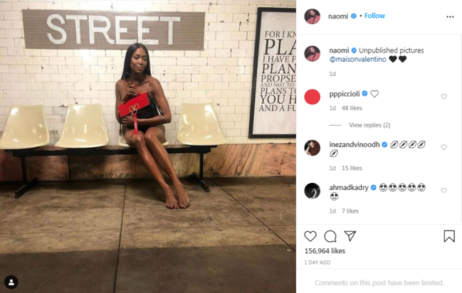 Naomi Kempbell metroda lüt soyundu - FOTO