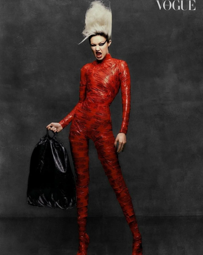 Gigi Hadi jurnalın ÜZ QABIĞINDA - FOTO