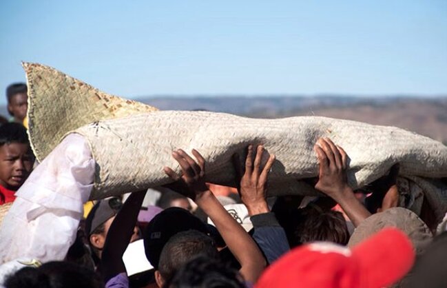 Dünyanın ƏN QORXUNC ənənəsi - Ölüləri qəbirdən çıxarıb rəqs edirlər - FOTO