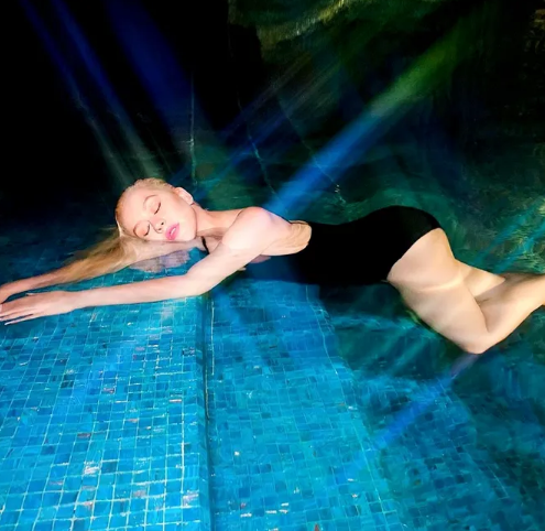 Arıqlayan Kristina Agilera ay işığında HOVUZA GİRDİ - FOTO