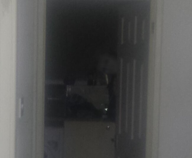 Gecə səs eşidən adam otağın şəklini çəkdi - Gördükləri TÜK ÜRPƏTDİ - FOTO