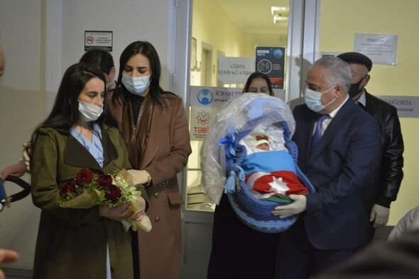 Şəhid Şahin Allahyarovun adını yaşadacaq yeni doğulmuş körpəsi xəstəxanadan evə buraxılıb - FOTO