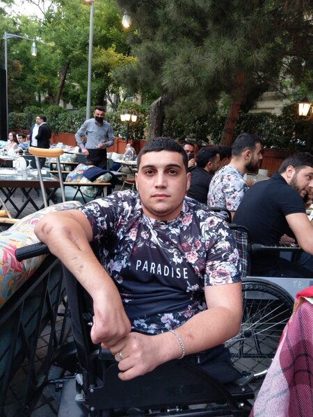 "Ayaqlarımı və barmağımı itirmişəm, sağ qolum işləmir, başımda 9 qəlpə belimdə 2 qəlpə var..."