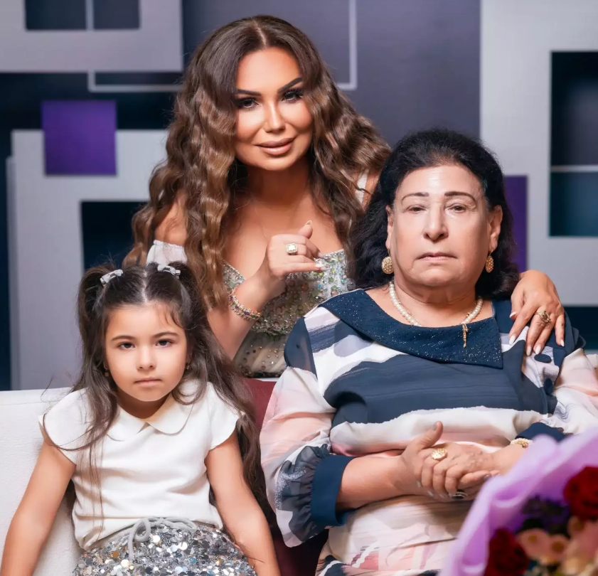 Könül Kərimova nəvəsi və anası ilə...