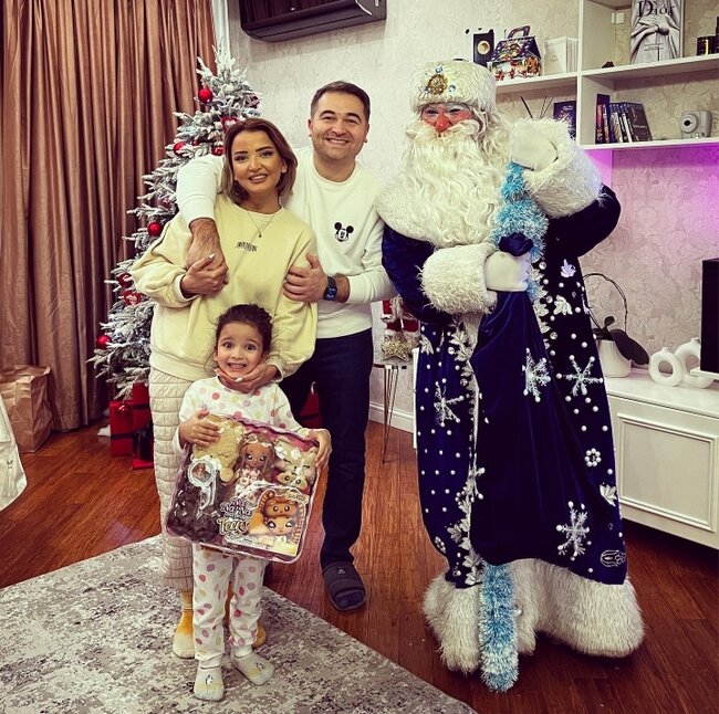 Aparıcı İlkin Həsəni AİLƏSİ İLƏ - FOTO