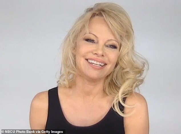 52 yaşlı Pamela Andersonun 90-cı illərdən qalan çimərlik geyimi hələ də əyninədir - FOTO