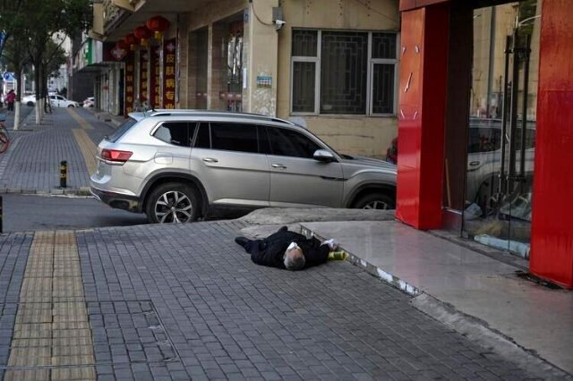 Ruhlar şəhərində adi görüntü: küçədə ölürlər, yaxınlaşan olmur - FOTO / VİDEO