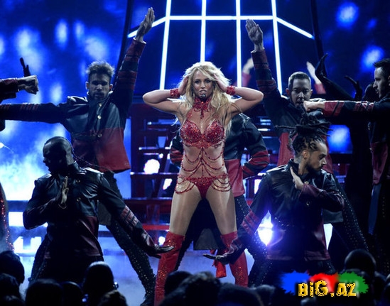 Britney Spears stripsiz rəqsi ilə coşdurdu - FOTOLAR (18+)