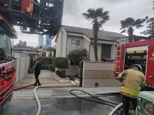 Cem Yılmazın evində YANĞIN OLDU - FOTOLAR