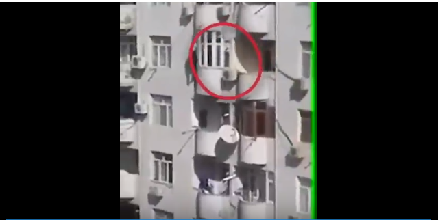Yaşayış binasında intihara cəhd hadisəsi anbaan kameralara yansıyıb - VİDEO