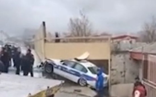Bakıda yol polisi avtomobili qəzaya uğradı - VİDEO