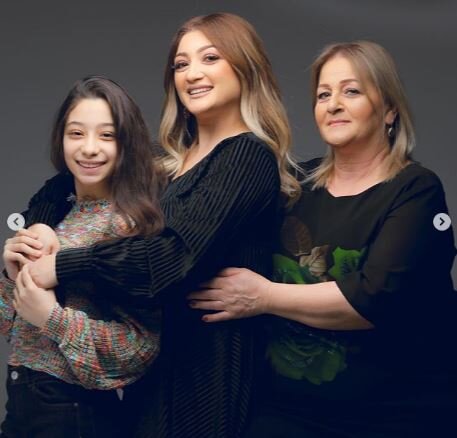 Bu da aparıcı Zümrüdün anası - FOTOLAR