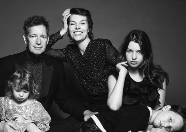 Ailəsi ilə birgə reklama çəkildi