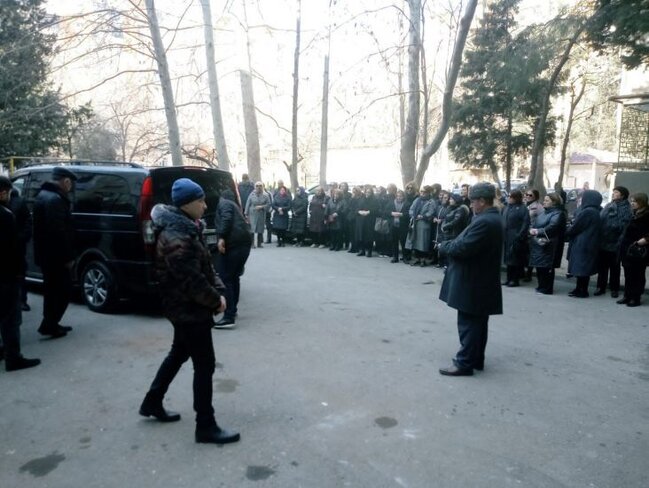 Həkim səhlənkarlığının qurbanı olan tanınmış şəxs son mənzilə yola salındı.. - FOTO/VİDEO