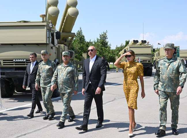 Prezident Döyüş bayraqlarının verilməsi mərasimində - Fotolar