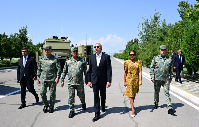 Prezident Döyüş bayraqlarının verilməsi mərasimində - Fotolar