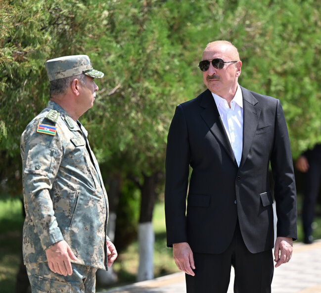 Prezident Döyüş bayraqlarının verilməsi mərasimində - Fotolar